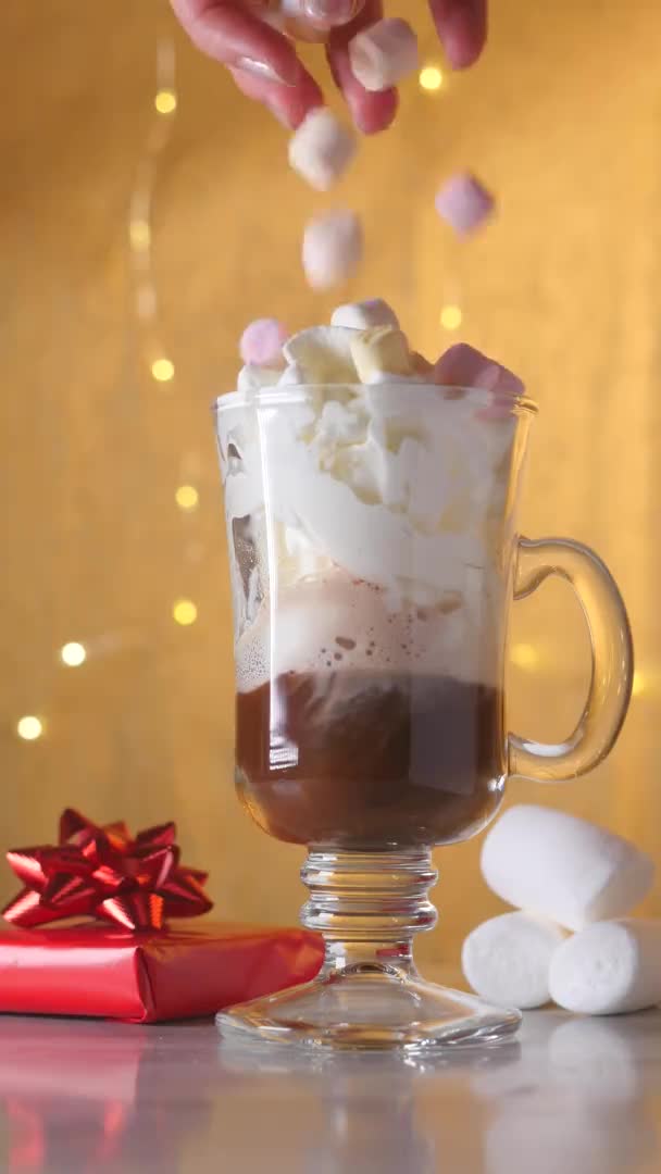 Vídeo vertical de preparar chocolate quente com creme e marshmallows — Vídeo de Stock