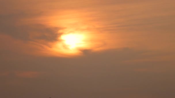 Удивительный закат сквозь оранжевые облака — стоковое видео