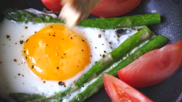 Comer huevo frito recién preparado con verduras — Vídeo de stock