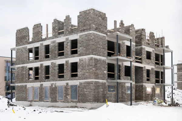 Concrete block apartment building construction in winter time — Stock Photo, Image