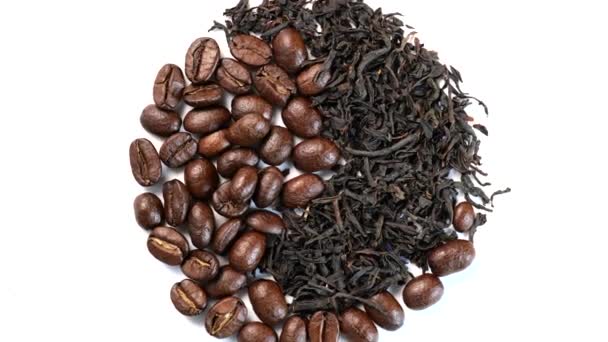 コーヒー豆を半分に、お茶を半分に回転させます。 — ストック動画