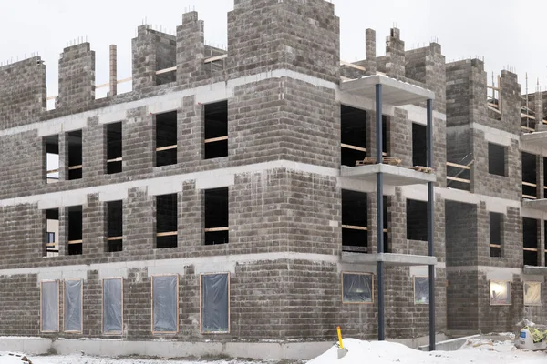 Concrete block apartment building construction in winter time — Stock Photo, Image