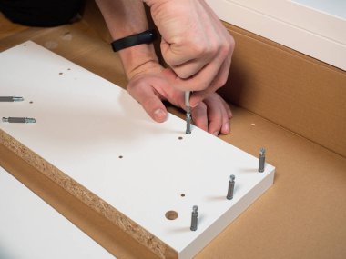 Elle sürüş tahtaya vida 