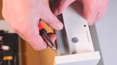 Erkekler el sürüşü vidayı kaydırma rafına sokar