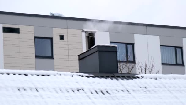 Dym wydobywający się z komina w okresie zimowym — Wideo stockowe