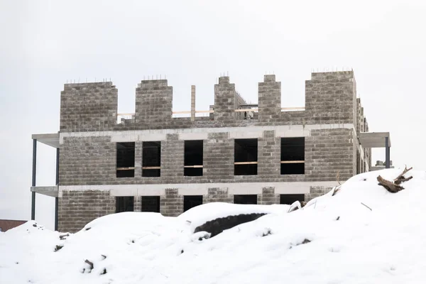 Concrete block apartment building construction in winter time — Stock Photo, Image