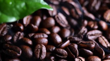 Kahve çekirdeği arka planında duman var. 