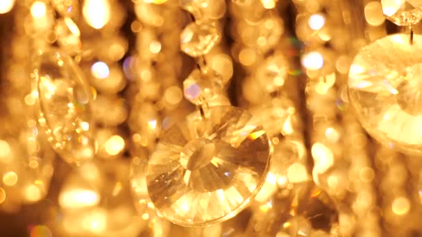 Close-up zicht op luxe kristallen kroonluchter — Stockvideo