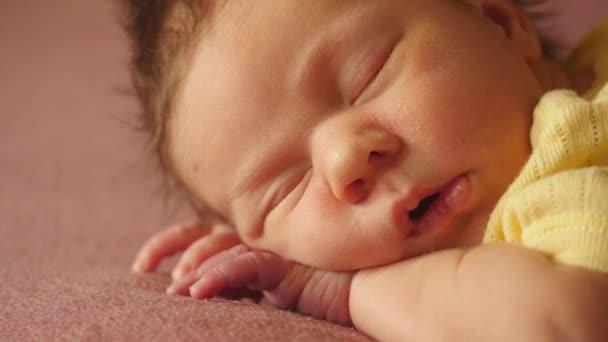 Schattige pasgeboren baby slapend — Stockvideo