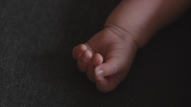 8 meses bebé niña mano — Vídeo de stock