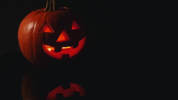 Halloween świecąca dynia na czarnym tle — Wideo stockowe