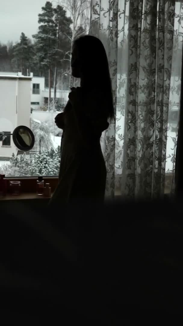 Jeune femme silhouette toucher les cheveux — Video