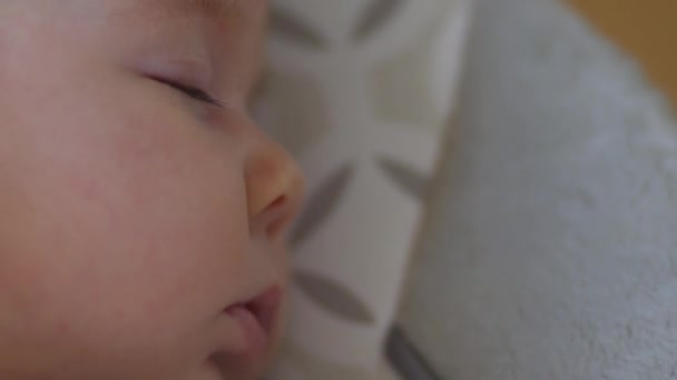 Adorable bébé de 2 mois dormant — Video