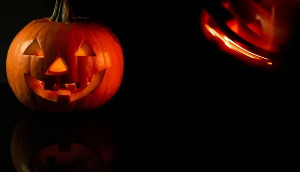 Zucche di Halloween su sfondo nero — Foto Stock