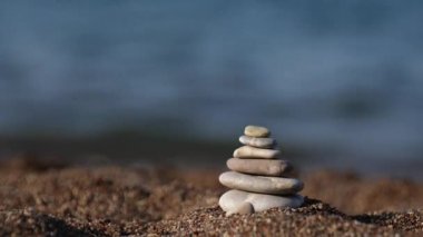 Akdeniz kıyısındaki kumlu sahilde taş piramit