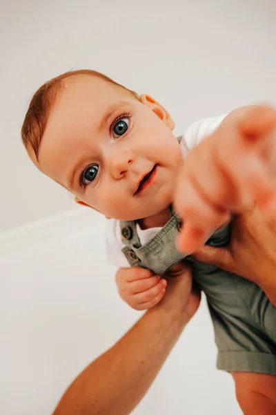 Adorável engraçado menino olhando para a câmera — Fotografia de Stock