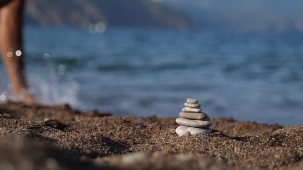地中海边沙滩上的石塔 — 图库视频影像