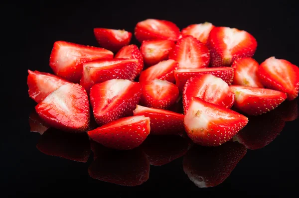 Frisch Geschnittene Erdbeeren Auf Schwarzem Hintergrund — Stockfoto