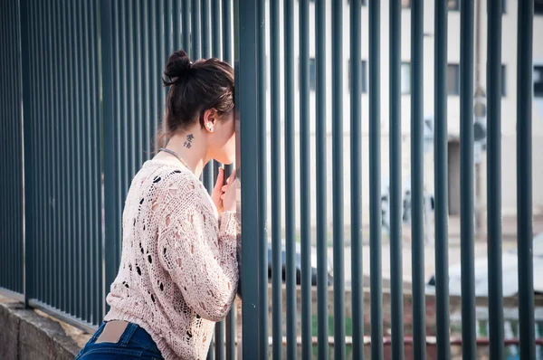 Arkasında çalmaktadır