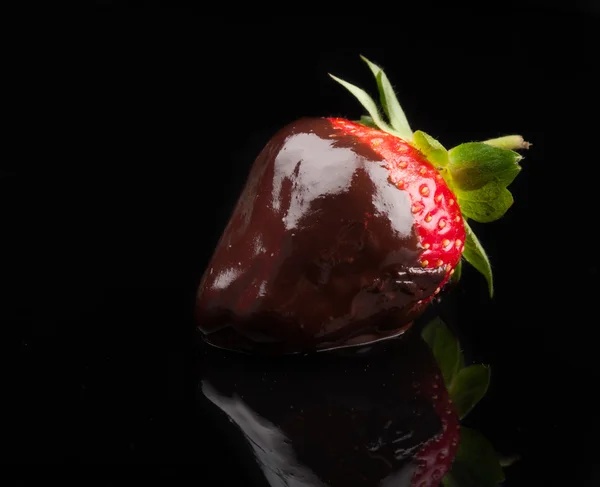 Jordgubbar i varm choklad — Stockfoto