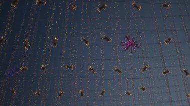 Parlak ışıklar akşam gökyüzünü süslüyor ve kutlamalara neşe ve heyecan katıyor..