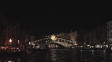 Rialto Köprüsü gece vakti Venedik 'teki Büyük Kanal' ın sularını yansıtan ışıklar gibi dimdik duruyor..