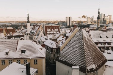 Tallinn, Estonya FEBRUARY, 3, 2026 Tallinns eski kasaba tarihi binalarla kaplı çatılar ve arka planda bir siluet sergiliyor..