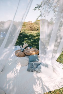 Sakin bir açık hava piknik alanı yumuşak yastıklar ve dokuma sepetler içerir, doğada dinlenmek için mükemmeldir..