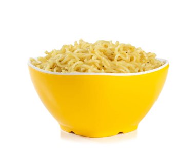 Beyaz Arkaplanda Sade Maggi Eriştesi, Anında Masala Maggisi İzole Edildi 