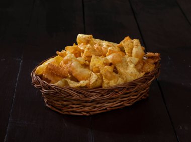 Hint Kahvaltısı: Sola Fali veya Masala Papri Yeşil Chutney ile servis edilir.