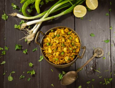 Hint mutfağı Kashmiri Pulao, pirincin sütte pişirildiği ve kuru meyve ve sebzelerle doldurulduğu lezzetli bir pirinç hazırlamasıdır.