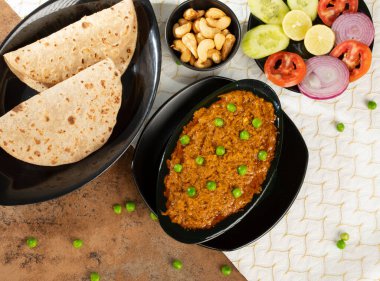 Rajasthani 'nin ünlü geleneksel mutfağı Haldi Sabji veya Tukkar salatayla servis edilir. 