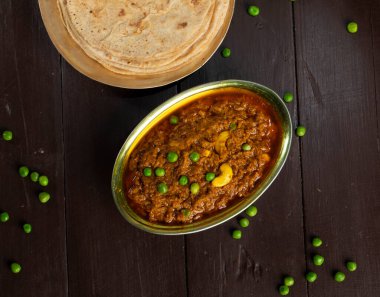 Rajasthani 'nin ünlü geleneksel mutfağı Haldi Sabji veya Tukkar salatayla servis edilir. 