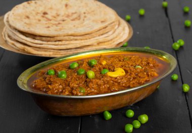 Rajasthani 'nin ünlü geleneksel mutfağı Haldi Sabji veya Tukkar salatayla servis edilir. 