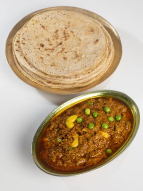 Rajasthani 'nin ünlü geleneksel mutfağı Haldi Sabji veya Tukkar salatayla servis edilir. 