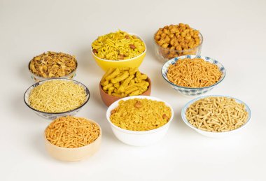 Beyaz Arkaplanda Hint Namkeen Yemekleri