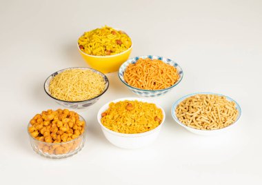 Beyaz Arkaplanda Hint Namkeen Yemekleri