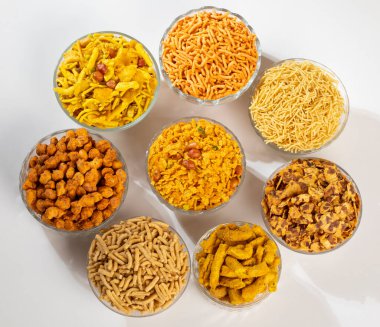 Beyaz Arkaplanda Hint Namkeen Yemekleri