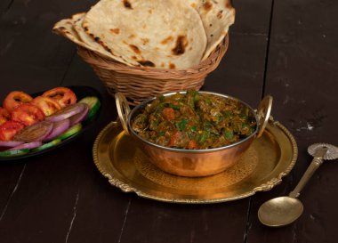 Hint Mutfağı Bhindi Masala Ahşap Arkaplan
