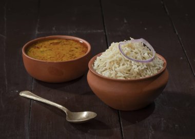 Hint mutfağı Jeera Rice ve Dal Tadka Eski Ahşap Arkaplanda Cumin Rice olarak da bilinir.