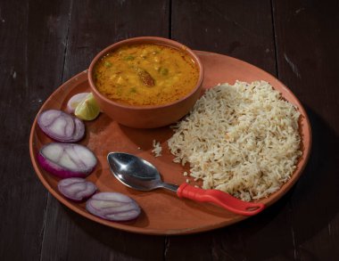 Hint mutfağı Jeera Rice ve Dal Tadka Eski Ahşap Arkaplanda Cumin Rice olarak da bilinir.