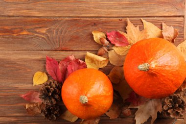 Metin üst görünümü için yeri olan düşen yapraklarla güzel sonbahar arkaplanı.