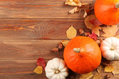 Metin üst görünümü için yeri olan düşen yapraklarla güzel sonbahar arkaplanı.