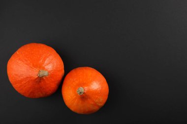 Metin üst görünümü için yeri olan düşen yapraklarla güzel sonbahar arkaplanı.