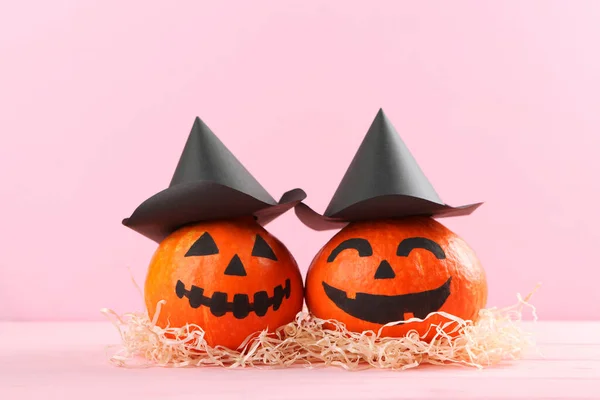 Pompoenen Met Geschilderde Gezichten Een Gekleurde Achtergrond Voor Halloween — Stockfoto