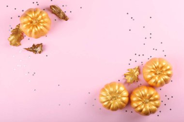Altın yapraklı ve balkabağı görünümlü güzel bir sonbahar arka planı ve metin için yeri var