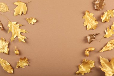 Altından yapraklı güzel bir sonbahar arkaplanı ve metin için yeri var.