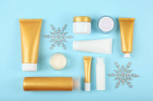 Téli ellátás kozmetikumok színes háttér felülnézet. téli ápolásra szánt kozmetikai termékek készlete