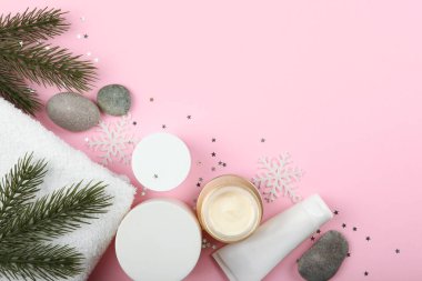 Masadaki spa kompozisyonu ve Noel aksesuarları. Rahatlama bakım ürünleri. Cilt bakımı