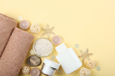 Masadaki spa kompozisyonu ve Noel aksesuarları. Rahatlama bakım ürünleri. Cilt bakımı